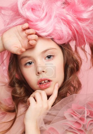 Téléchargez les photos : Jolie petite fille en robe rose, comme une princesse, cheveux roses et maquillage - en image libre de droit