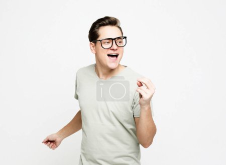 Foto de Joven feliz hombre celebrando la victoria sobre fondo blanco - Imagen libre de derechos