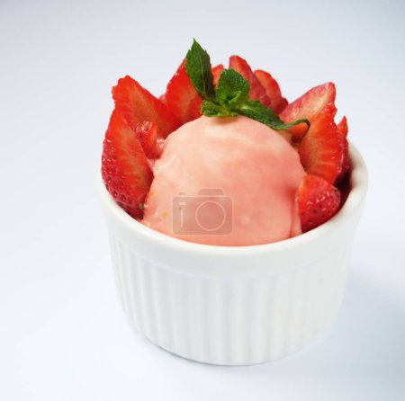 Téléchargez les photos : Glace aux fraises et berrys aux fraises fraîches, délicieux dessert, gros plan - en image libre de droit