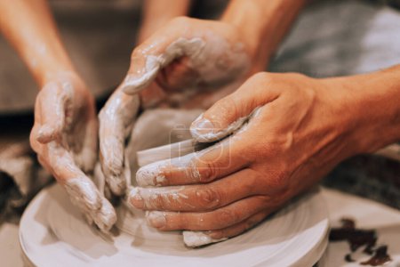 Foto de Jarrón de cerámica de molde de pareja joven en un taller de cerámica, manos de cerca. - Imagen libre de derechos