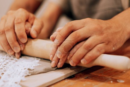 Téléchargez les photos : Un jeune couple est engagé dans la créativité dans un atelier de poterie. Les mains en l'air. Style de vie et concept de passe-temps. - en image libre de droit