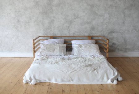 Téléchargez les photos : Intérieur de la chambre lumineuse avec grand lit, blanc et propre - en image libre de droit