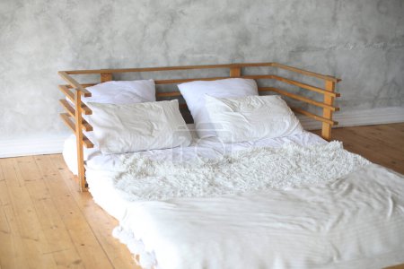Foto de Interior de la habitación de luz con cama grande, blanco y limpio - Imagen libre de derechos