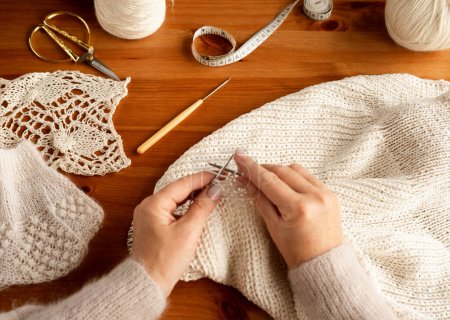 Téléchargez les photos : Mains de femme tricot motif de fil de laine. Photo rapprochée. - en image libre de droit