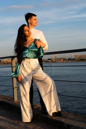 Jeune couple amoureux de différentes nationalités embrassant près de la rivière. Femme asiatique et homme européen. Jeune famille.