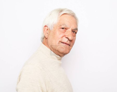 Foto de Estilo de vida, la emoción y el concepto de la gente mayor: Primer plano retrato de hombre mayor feliz sobre fondo blanco - Imagen libre de derechos