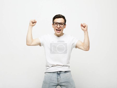 Foto de Joven hombre guapo celebrando la victoria sobre fondo blanco - Imagen libre de derechos