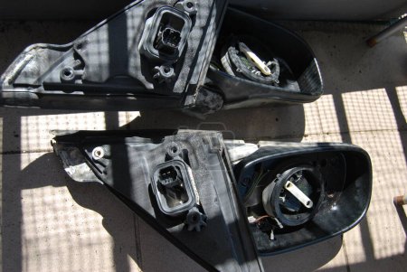Zur Reparatur vorgesehene Außenspiegel des Autos abgeschraubt