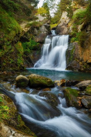 Téléchargez les photos : Belles chutes d'eau de ruisseau de montagne dans une montagne des Pyrénées espagnoles, près de la vallée de Vall de Nuria - en image libre de droit