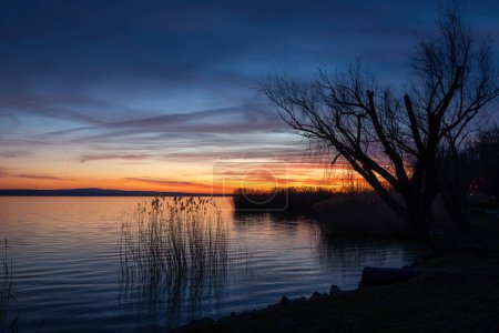 Téléchargez les photos : Sunset lights on lake Balaton of Hungary - en image libre de droit