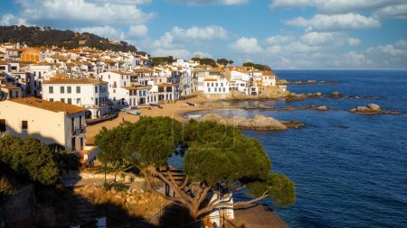Calella de Palafrugell, tradicional pueblo de pescadores encalados y un destino popular de viajes y vacaciones en la Costa Brava, Cataluña, España.