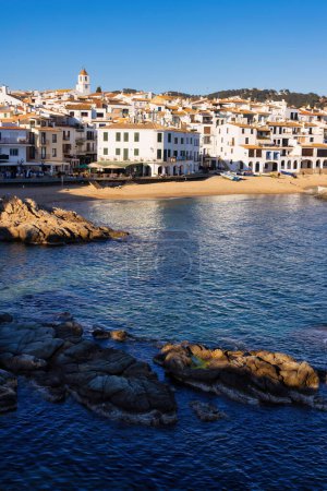 Calella de Palafrugell, traditionelles weißgetünchtes Fischerdorf und ein beliebtes Reise- und Urlaubsziel an der Costa Brava, Katalonien, Spanien.