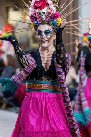Foto de Palamos, España - 19 de febrero de 2023, Desfile de carnaval tradicional en una pequeña ciudad Palamos, en Cataluña, en España . - Imagen libre de derechos