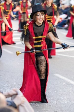 Foto de Palamos, España - 19 de febrero de 2023, Desfile de carnaval tradicional en una pequeña ciudad Palamos, en Cataluña, en España - Imagen libre de derechos