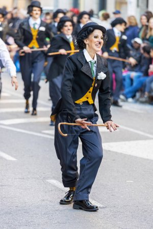 Foto de Palamos, España - 19 de febrero de 2023, Desfile de carnaval tradicional en una pequeña ciudad Palamos, en Cataluña, en España . - Imagen libre de derechos