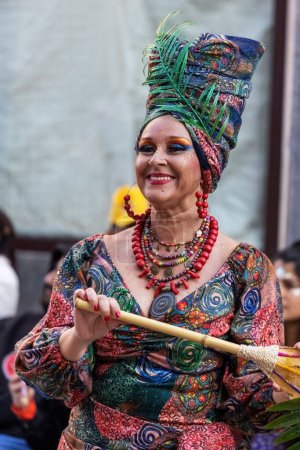Téléchargez les photos : Palamos, Espagne - 19 février 2023, Carnaval traditionnel dans une petite ville de Palamos, en Catalogne, en Espagne . - en image libre de droit