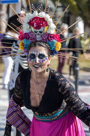 Foto de Palamos, España - 20 de febrero de 2023, Desfile de carnaval tradicional en una pequeña ciudad Palamos, en Cataluña, en España . - Imagen libre de derechos