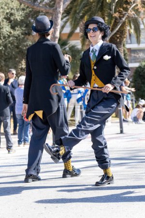 Foto de Palamos, España - 20 de febrero de 2023, Desfile de carnaval tradicional en una pequeña ciudad Palamos, en Cataluña, en España . - Imagen libre de derechos