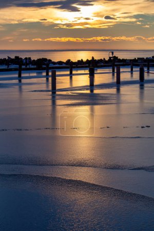 Téléchargez les photos : Coucher de soleil d'hiver sur le lac Balaton de Hongrie - en image libre de droit