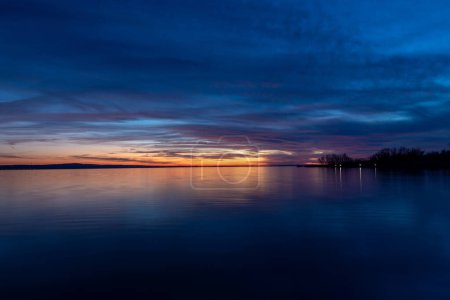 Téléchargez les photos : Beau lever de soleil au lac Balaton de Hongrie - en image libre de droit