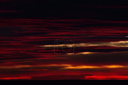 Téléchargez les photos : Beaux nuages de coucher de soleil sur le ciel d'automne - en image libre de droit