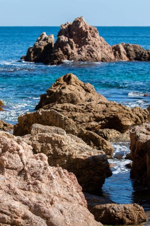 Foto de Bonito detalle de la costa española en la Costa Brava, cerca de la ciudad de Palamos - Imagen libre de derechos