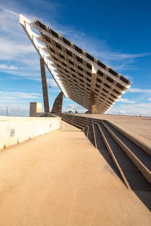 Foto de Paneles solares pérgola en el puerto de Forum Harbor de Barcelona - Imagen libre de derechos