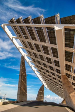 Foto de Paneles solares pérgola en el puerto de Forum Harbor de Barcelona - Imagen libre de derechos