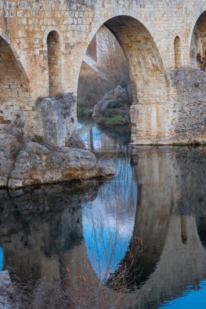 Téléchargez les photos : Vue d'un ancien pont Pont de Llierca en Catalogne, Espagne. Ce beau pont, pavé de dalles de grès, est utilisé depuis le 14ème siècle. - en image libre de droit