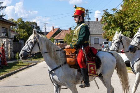 Foto de Desfile tradicional húngaro de cosecha el 16 de septiembre de 2023 en la aldea Tapolca-Diszel de Hungría. - Imagen libre de derechos