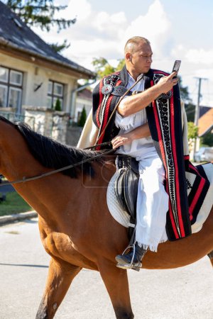 Téléchargez les photos : Défilé traditionnel hongrois le 16 septembre 2023 dans le village Tapolca-Diszel de Hongrie. - en image libre de droit