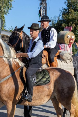 Téléchargez les photos : Défilé traditionnel hongrois le 16 septembre 2023 dans le village Tapolca-Diszel de Hongrie. - en image libre de droit