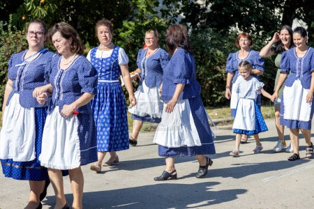 Foto de Desfile tradicional húngaro de cosecha el 16 de septiembre de 2023 en la aldea Tapolca-Diszel de Hungría. Ropa húngara tradicional - Imagen libre de derechos