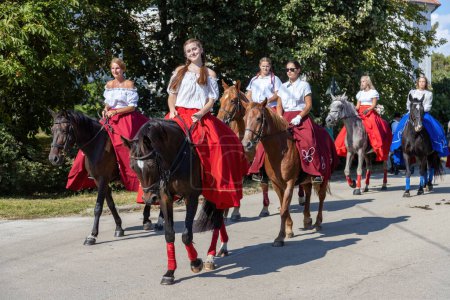 Foto de Desfile tradicional húngaro de cosecha el 16 de septiembre de 2023 en la aldea Tapolca-Diszel de Hungría. Ropa húngara tradicional - Imagen libre de derechos