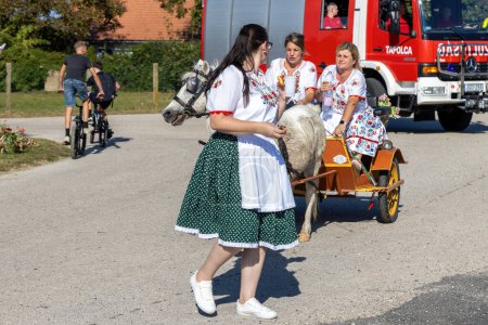 Téléchargez les photos : Défilé traditionnel hongrois le 16 septembre 2023 dans le village Tapolca-Diszel de Hongrie. Vêtements traditionnels hongrois - en image libre de droit