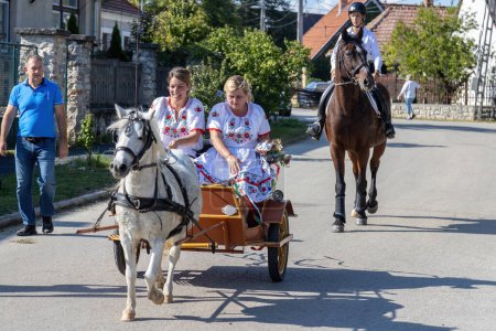 Téléchargez les photos : Défilé traditionnel hongrois le 16 septembre 2023 dans le village Tapolca-Diszel de Hongrie. Vêtements traditionnels hongrois. - en image libre de droit