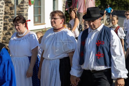 Foto de Desfile tradicional húngaro de cosecha el 16 de septiembre de 2023 en la aldea Tapolca-Diszel de Hungría. Ropa húngara tradicional. - Imagen libre de derechos