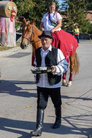 Foto de Desfile tradicional húngaro de cosecha el 16 de septiembre de 2023 en la aldea Tapolca-Diszel de Hungría. Ropa húngara tradicional. - Imagen libre de derechos