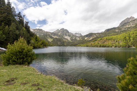 Foto de Hermoso Parque Nacional Aiguestortes i Estany de Sant Maurici del Pirineo Español en Cataluña - Imagen libre de derechos