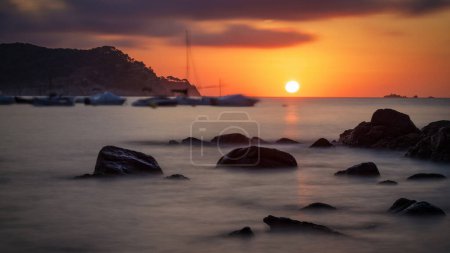 Téléchargez les photos : Belle lumière du matin sur l'eau en espagnol Costa Brava, baie de La Fosca, près du village Palamos - en image libre de droit