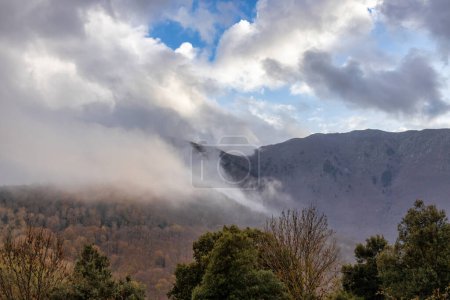Téléchargez les photos : Paysage nuageux au-dessus des montagnes Montseny en automne - en image libre de droit