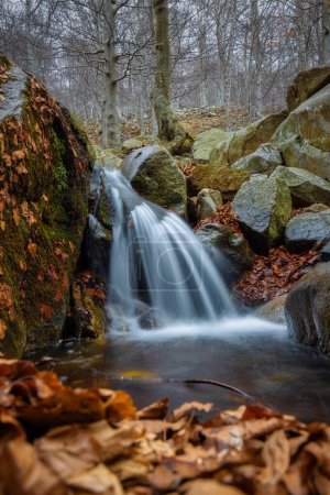 Téléchargez les photos : Belle petite cascade dans les montagnes Montseny espagnoles. Image longue exposition. - en image libre de droit