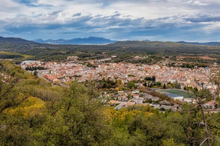Foto de Cuadro panorámico pequeño pueblo Santa Coloma de Farners en Cataluña de España - Imagen libre de derechos