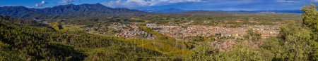 Foto de Cuadro panorámico pequeño pueblo Santa Coloma de Farners en Cataluña de España - Imagen libre de derechos