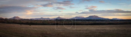 Téléchargez les photos : Vue panoramique idyllique sur le paysage des volcans, Hongrie, près de la petite ville Tapolca, en fin d'après-midi la lumière du soleil - en image libre de droit