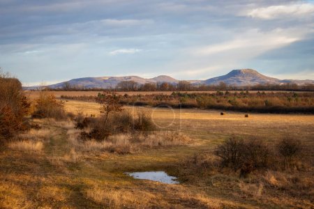 Téléchargez les photos : Vue panoramique idyllique sur le paysage des volcans, Hongrie, près de la petite ville Tapolca, en fin d'après-midi la lumière du soleil - en image libre de droit