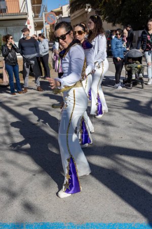 Foto de Palamos, España - 11 de febrero de 2024, Desfile de carnaval tradicional en una pequeña ciudad Palamos, en Cataluña, en España . - Imagen libre de derechos