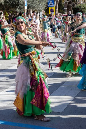 Téléchargez les photos : Palamos, Espagne - 11 février 2024, Carnaval traditionnel dans une petite ville de Palamos, en Catalogne, en Espagne . - en image libre de droit