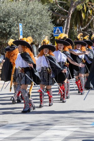 Foto de Palamos, España - 11 de febrero de 2024, Desfile de carnaval tradicional en una pequeña ciudad Palamos, en Cataluña, en España . - Imagen libre de derechos
