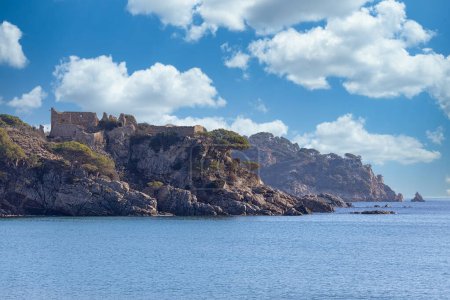Téléchargez les photos : Photo de paysage du beau château espagnol, dans le village La Fosca sur la Costa Brava - en image libre de droit
